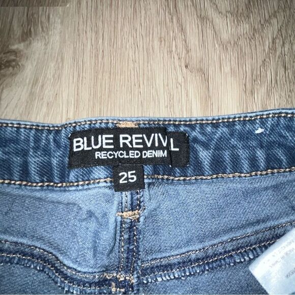 Women's Blue Revival Quinn Medium Wash Straight Leg Cropped Jeans - Picture 7 of 12